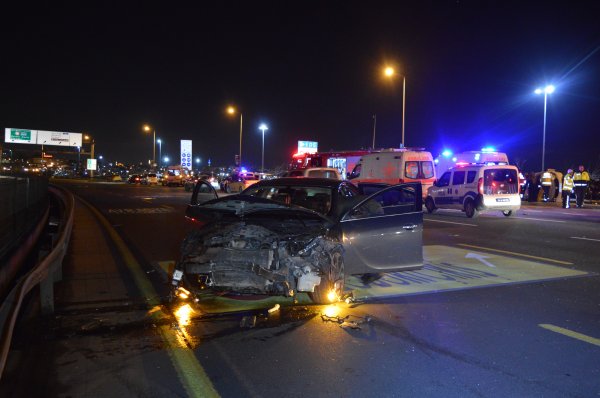 İstanbul'da 3 aracın karıştığı kazada 6 kişi yaralandı