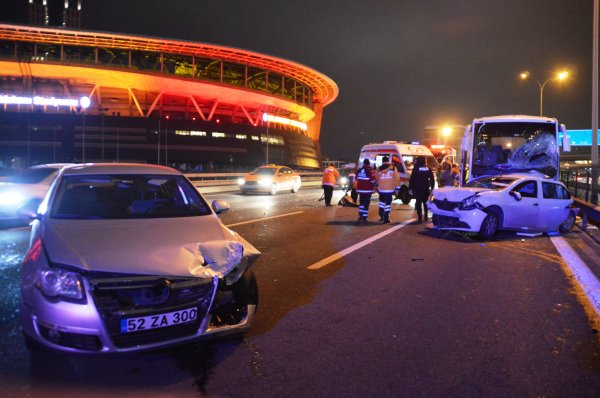 İstanbul'da 6 araç zincirleme trafik kazasına karıştı