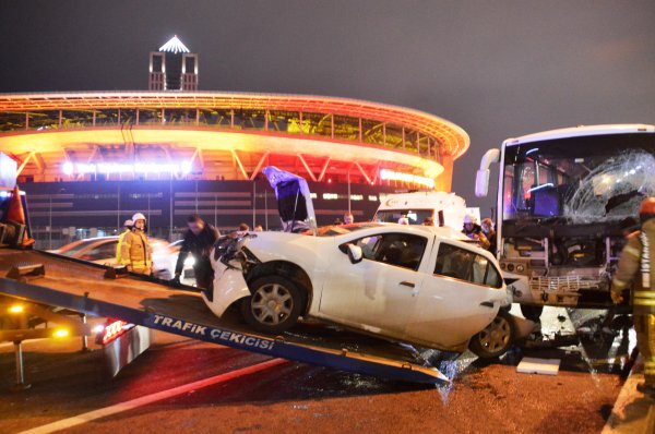 İstanbul'da 6 araç zincirleme trafik kazasına karıştı