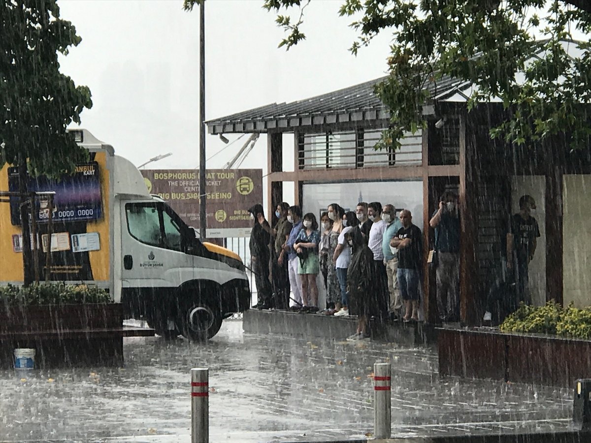 İstanbul’da beklenen sağanak yağmur başladı #12