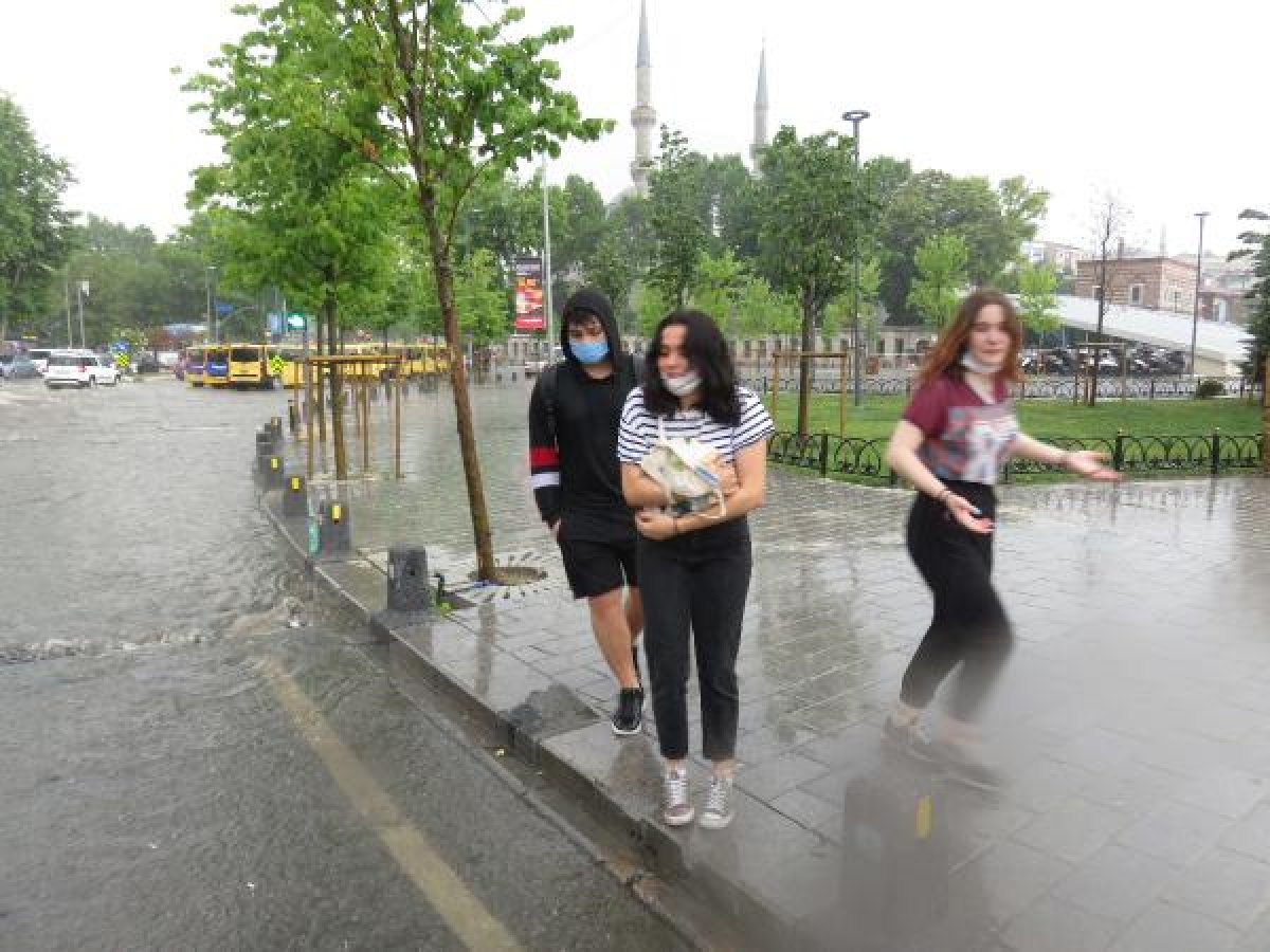 İstanbul’da beklenen sağanak yağmur başladı #16