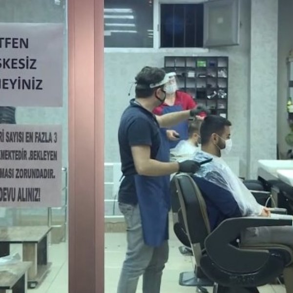 İstanbul'da berber ve kuaförler 02.30'a kadar mesai yaptı
