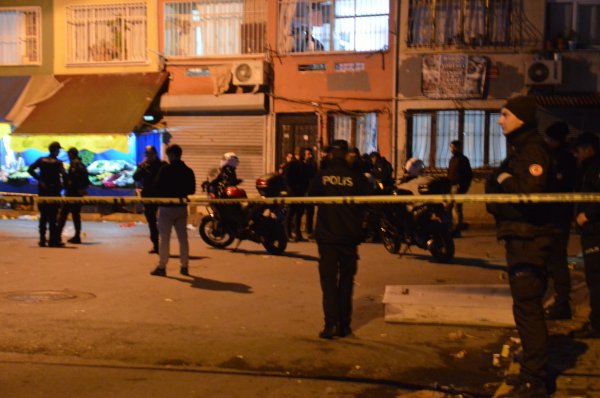 İstanbul'da bir baba oğlunu ve polisi vurdu