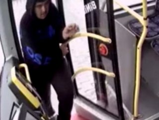 İstanbul'da İETT otobüsünde hırsızlık kamerada