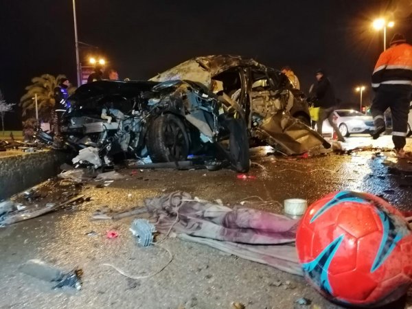 İstanbul'da kırmızı ışıkta geçen araç kamyonete çarptı