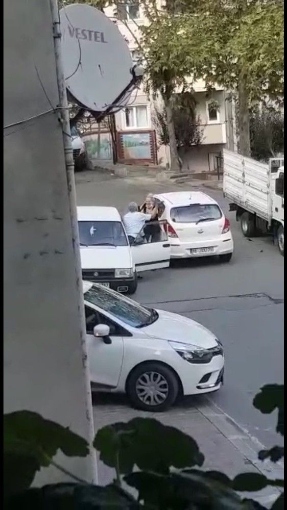 İstanbul da yol verme kavgasında kadına tokat atan erkek şoför dayak yedi #1