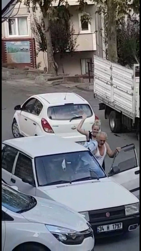 İstanbul da yol verme kavgasında kadına tokat atan erkek şoför dayak yedi #2