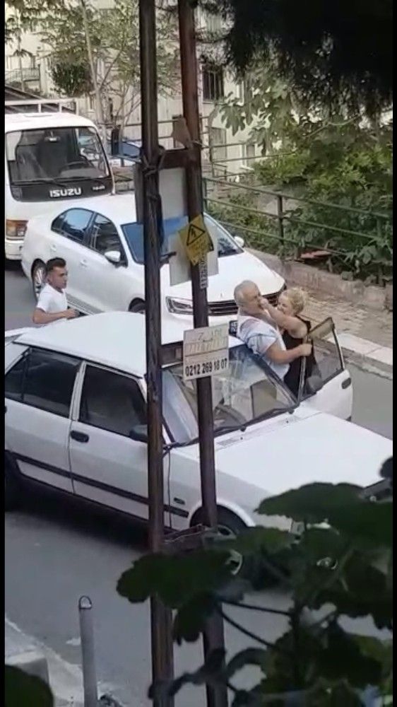 İstanbul da yol verme kavgasında kadına tokat atan erkek şoför dayak yedi #3