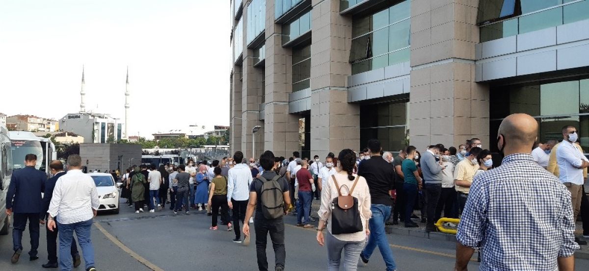 İstanbul Adalet Sarayı önünde uzun kuyruklar oluştu -2