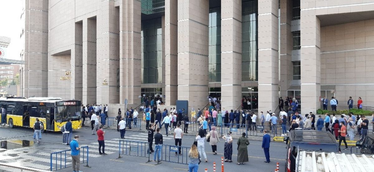 İstanbul Adalet Sarayı önünde uzun kuyruklar oluştu -3
