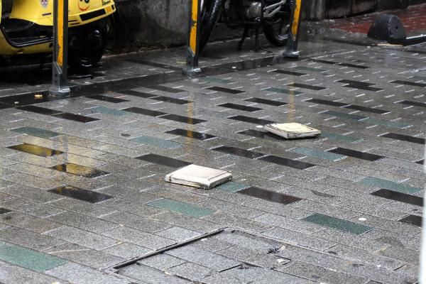 İstiklal Caddesi'nde binadan kopan beton taksiye ok gibi saplandı -6