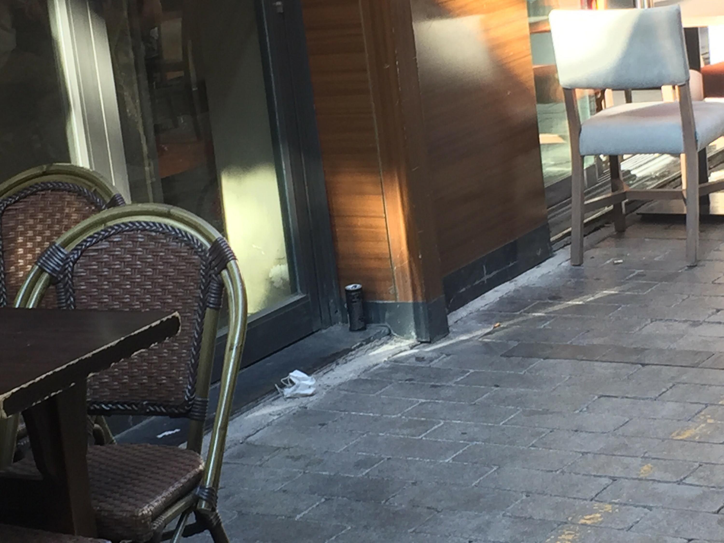 İzmir de bir kadın sokak ortasında tuvaletini yaptı #4