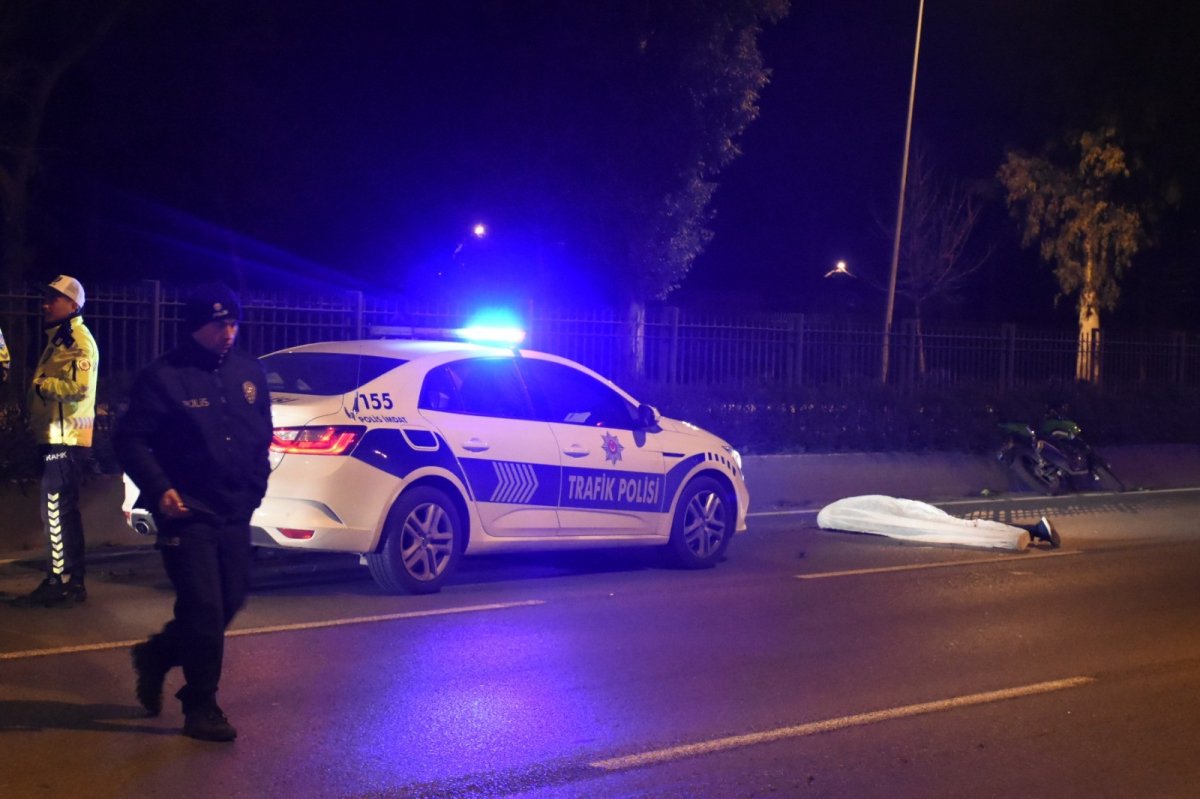 İzmir'de refüje çarpan motosikletli genç öldü