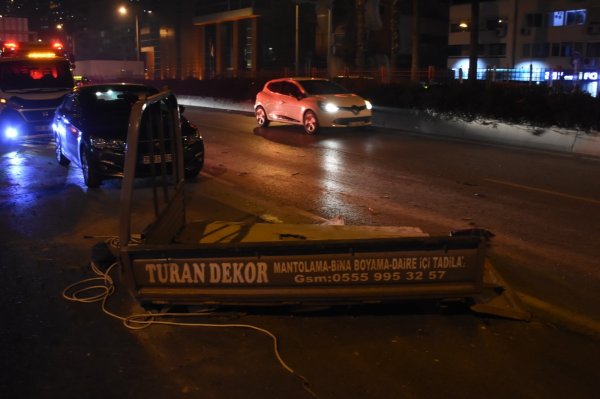 İzmir’de zincirleme trafik kazası: 2'si ağır 3 yaralı