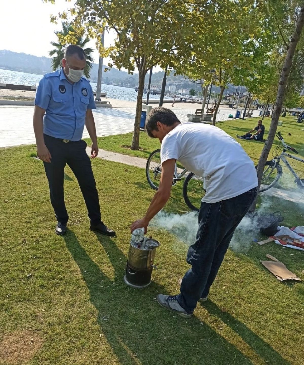 İzmir'in sahillerinde mangallar toplandı #2