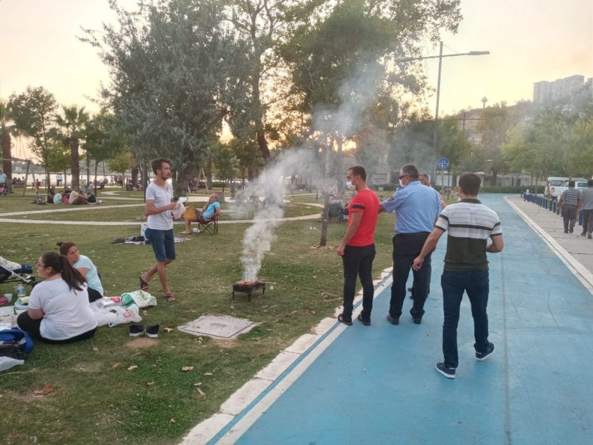 İzmir'in sahillerinde mangallar toplandı #3