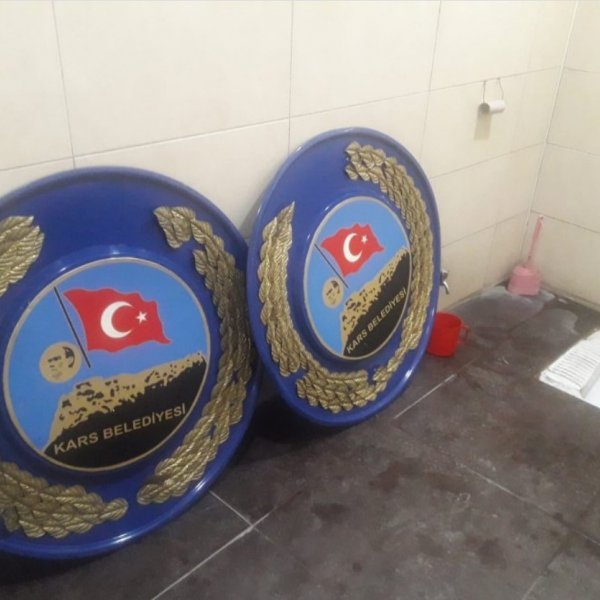 Kars Belediyesi, Türk bayraklı tabelayı tuvalete koydu