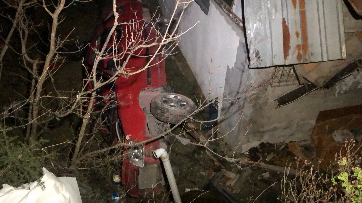 Kocaeli'de bir araç 50 metre yükseklikten şarampole düştü