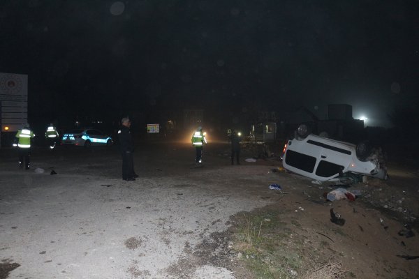 Konya'da hafif ticari araç takla attı: 1 ölü 4 yaralı