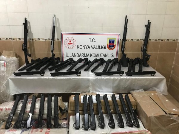 Konya'da kargo aracında 173 adet kaçak av tüfeği bulundu
