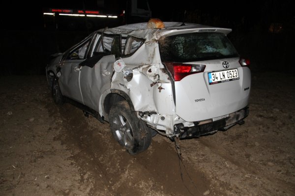 Konya'da tarlaya devrilen araç taklalar attı