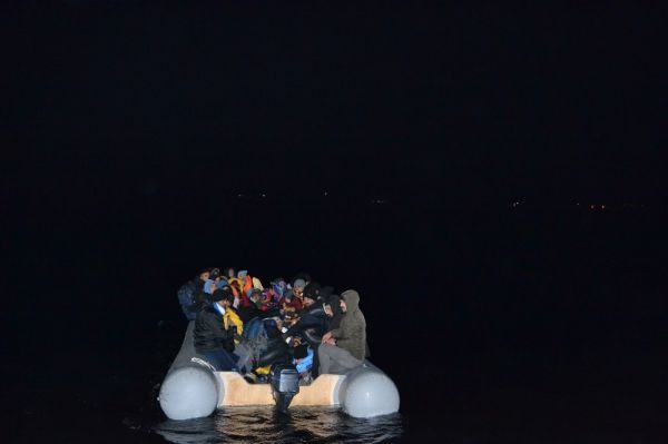 Kuşadası’nda 64 kaçak göçmen yakalandı