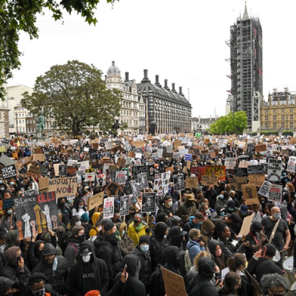 Londra'da yüz binler George Floyd için sokaklarda