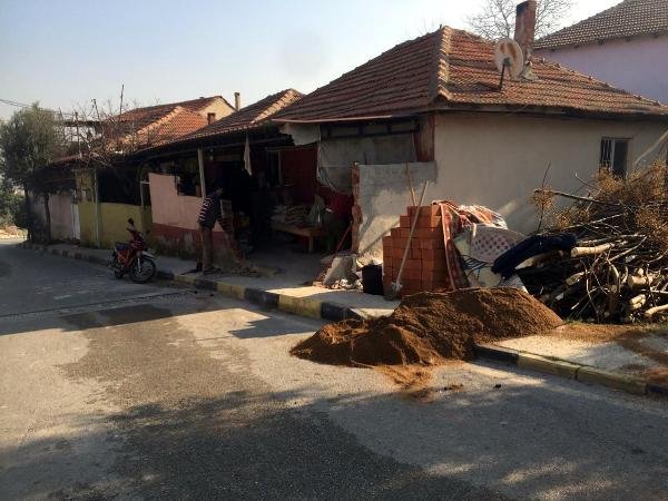 Manisa'da ehliyetsiz sürücü evin duvarına çarptı