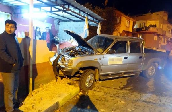 Manisa'da ehliyetsiz sürücü evin duvarına çarptı