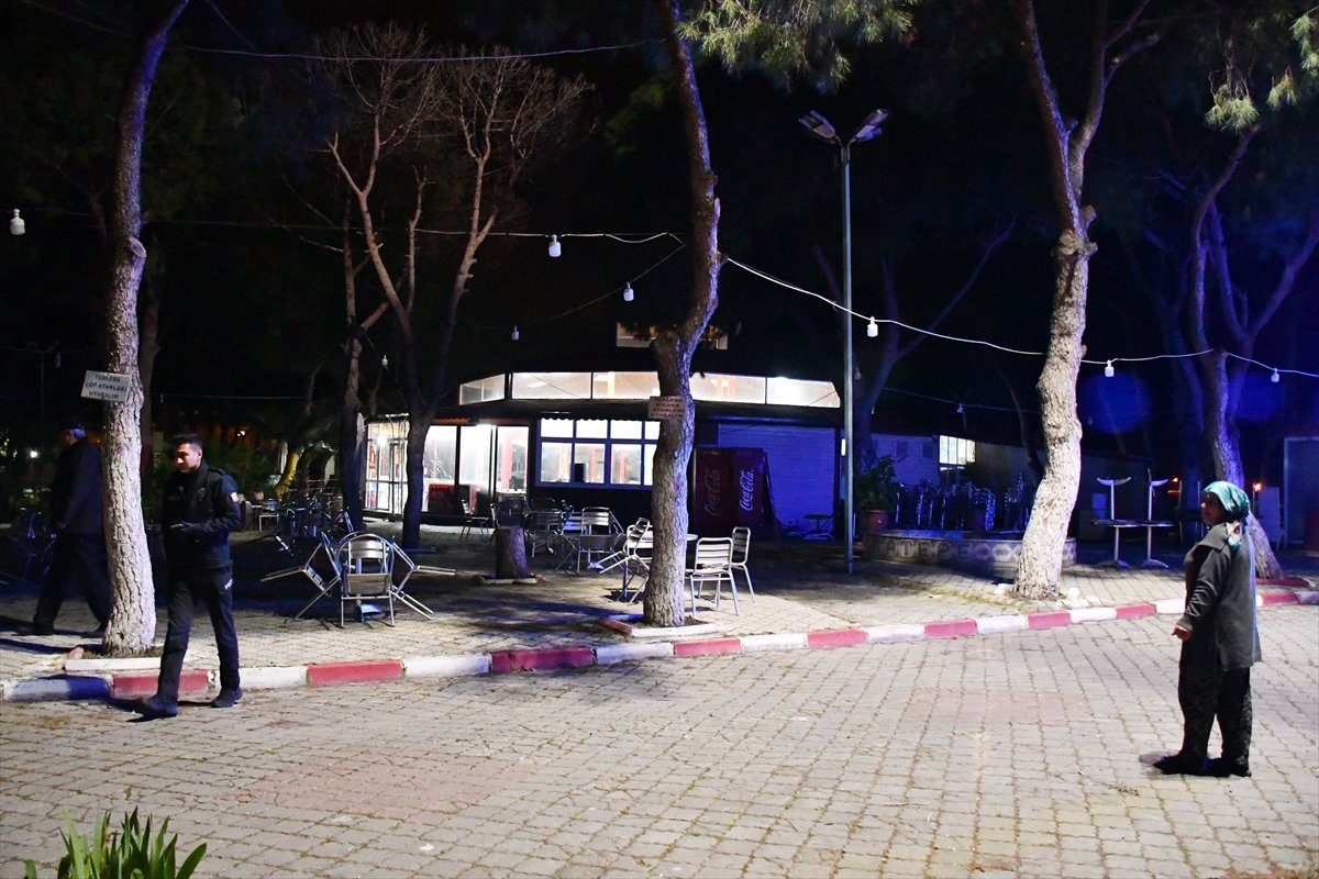 Manisa'da kapalı kafeye giden 2 kişi çalışanı bıçakladı