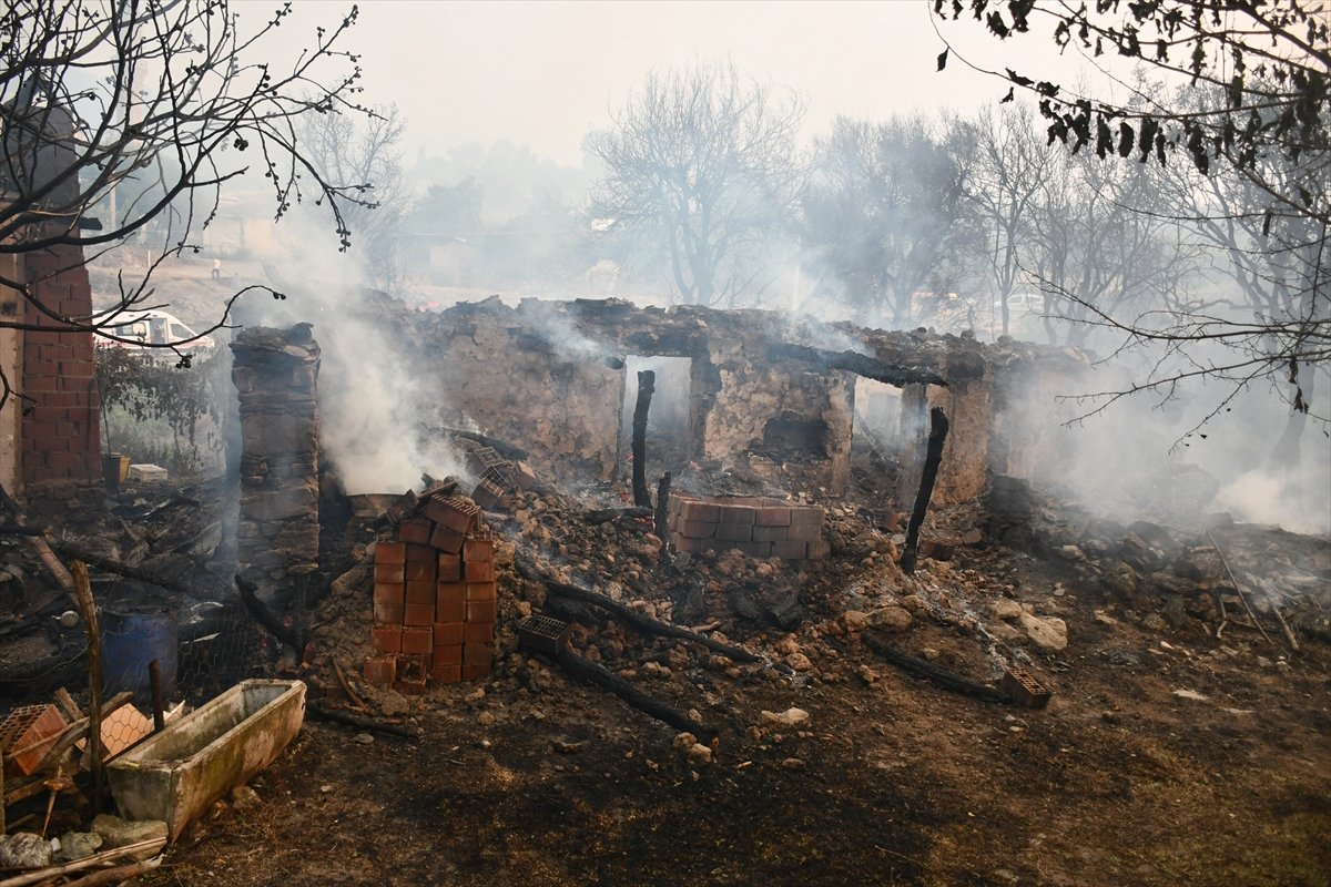 Manisa'da orman yangını yerleşimlere ulaştı #4