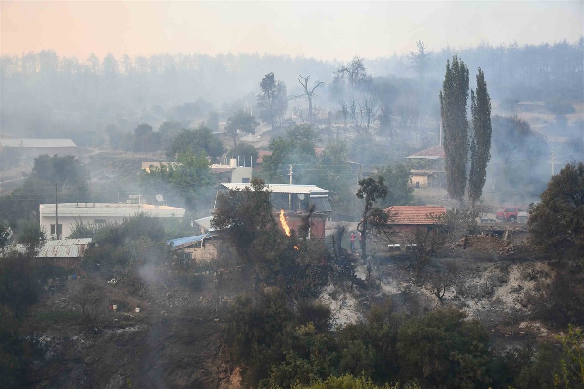 Manisa'da orman yangını yerleşimlere ulaştı #8