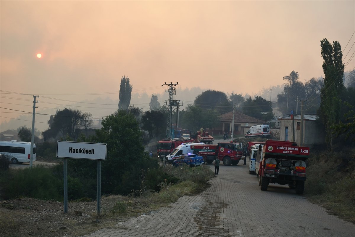 Manisa'da orman yangını yerleşimlere ulaştı #10