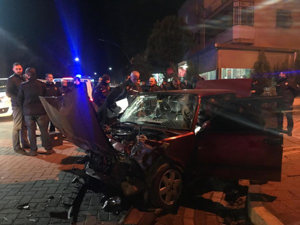 Manisa'da polis uygulamasından kaçan araç kaza yaptı