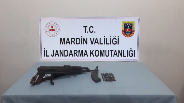 Mardin'de taşların arasına gizlenmiş silah ele geçirildi