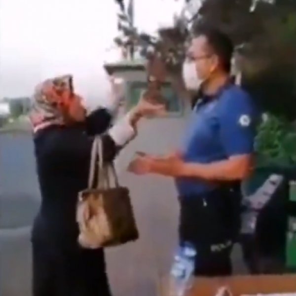 Maske uyarısı sonrası polisi çileden çıkaran kadın #1