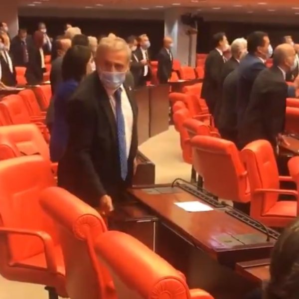 Meclis sıralarına zarar veren CHP'li vekil