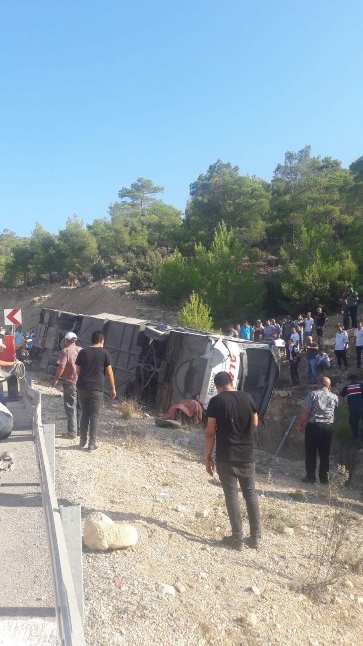 Mersin'de asker taşıyan otobüs devrildi #3