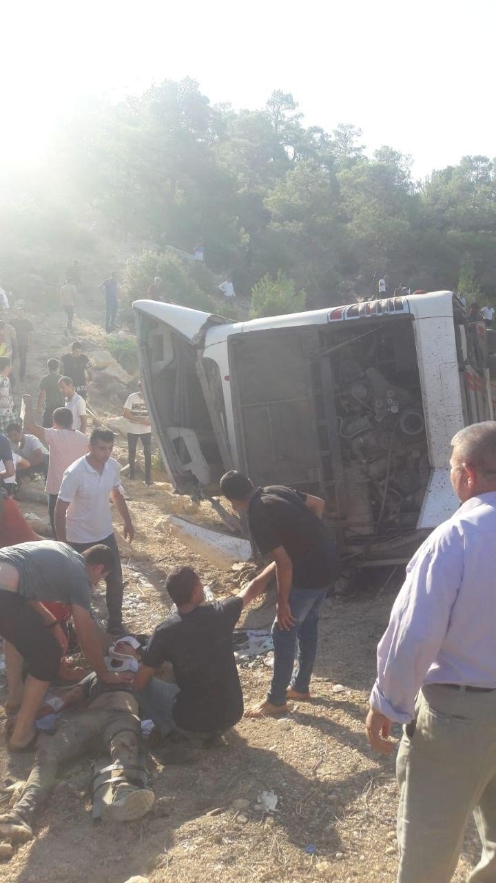 Mersin'de asker taşıyan otobüs devrildi #4
