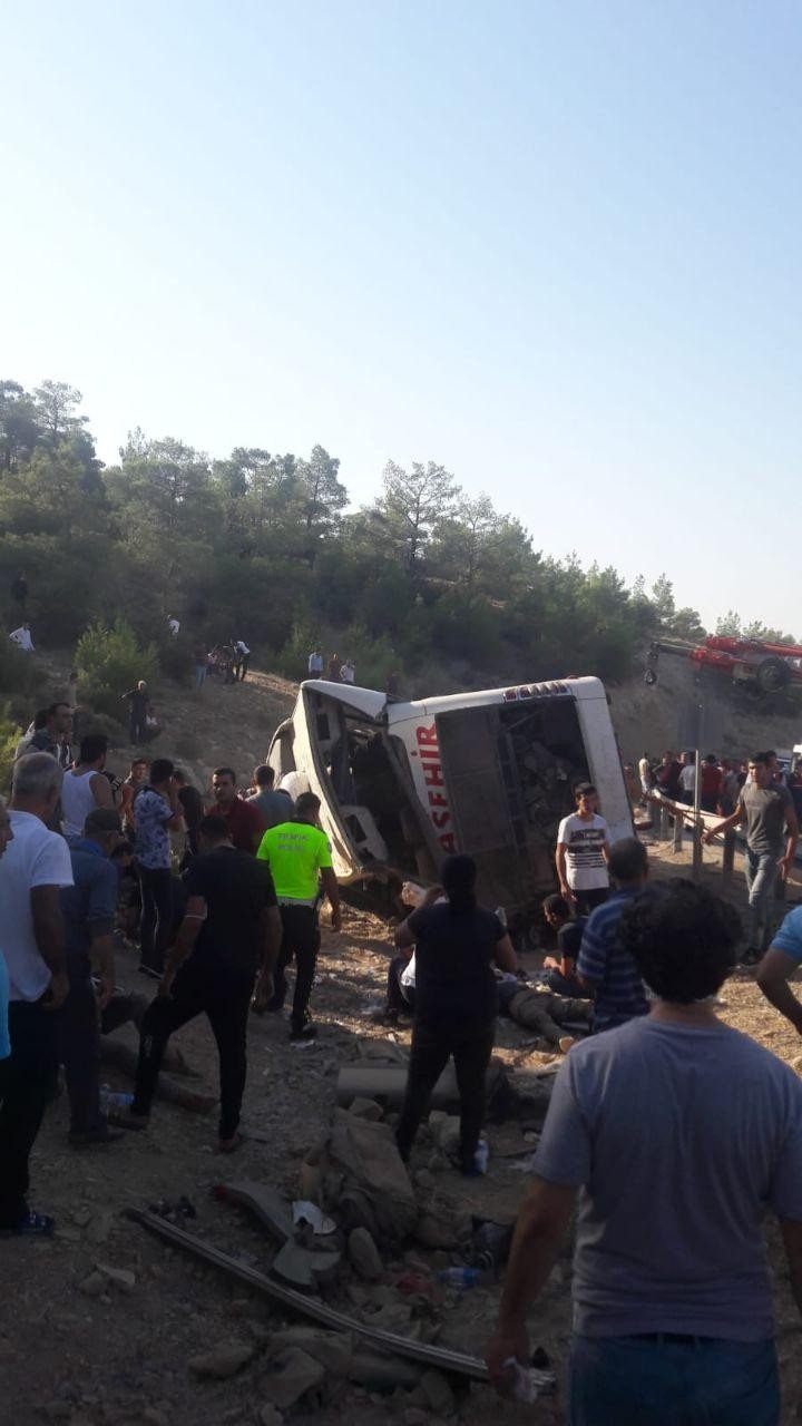 Mersin'de asker taşıyan otobüs devrildi #6
