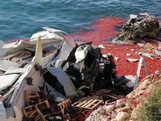 Mersin'de domates yüklü tır deniz uçtu: 1 ölü