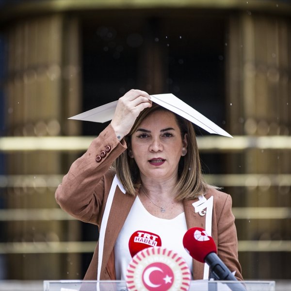 MHP Milletvekili Arzu Erdem yağmura yakalandı