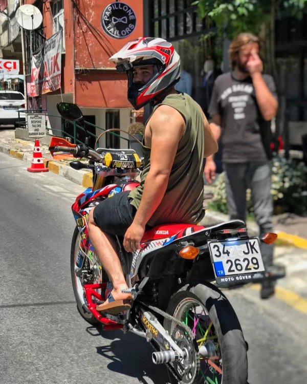 Motosikletli maganda İstanbul sokaklarında
