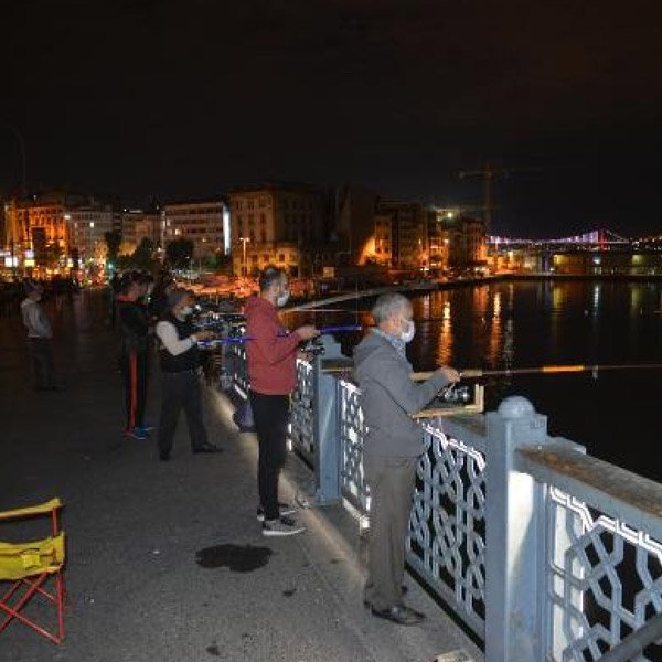 Normalleşme ile Galata Köprüsü'nde balık keyfine koştular