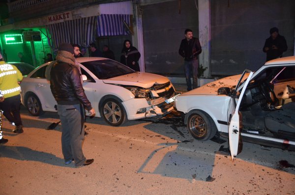 Osmaniye'de bir araç park halindeki araca çarptı