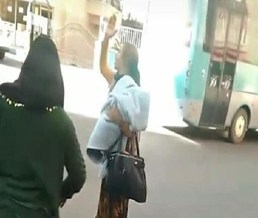 Otobüsten indirilen kadın, terlikle kapıya vurdu