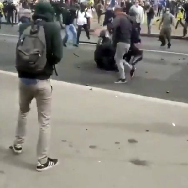 Paris'te gösteriler sırasında bir polis darbedildi