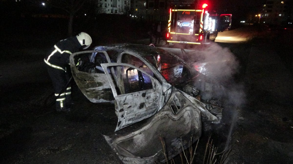 Polisten kaçan sürücünün otomobili, kaza yaparak yandı