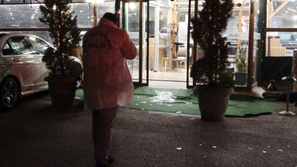 Restoran çalışanı, iş arkadaşlarını bıçakladı