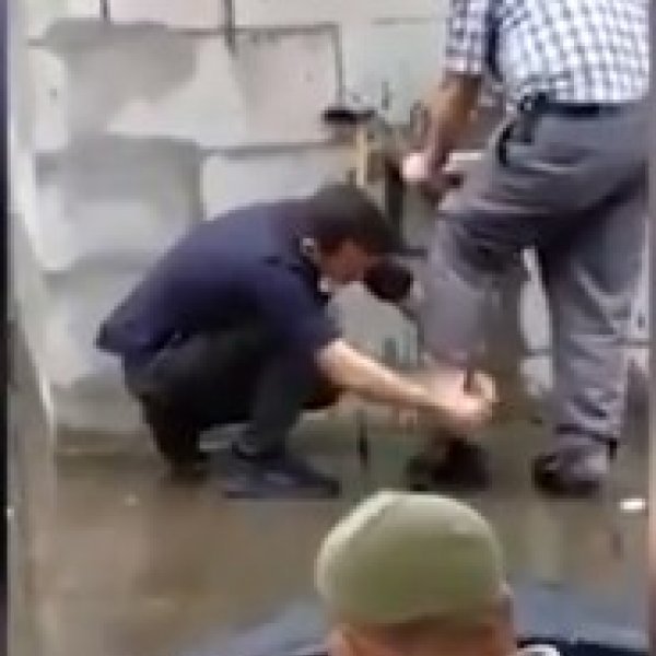 Rize'de polis, abdest alan yaşlı adamın çorabını giydirdi